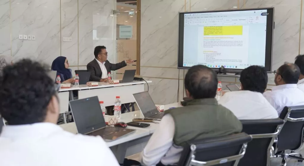 Pemateri sedang menjelaskan tentang Global Report Initiative (GRI)