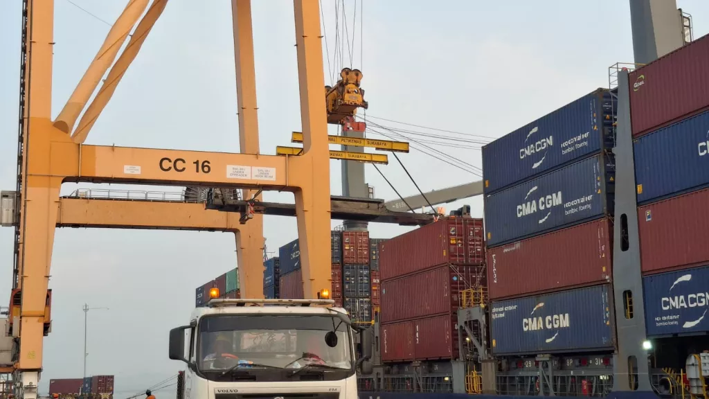 Proses pemuatan ke atas kapal locomotive platform yang akan diekspor ke Australia