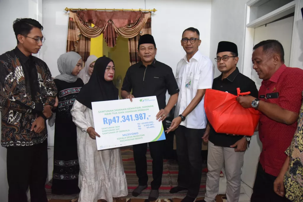 Bupati Subandi Serahkan Santunan BPJS Ketenagakerjaan untuk Korban Kecelakaan dan Keluarga Kades Buncitan