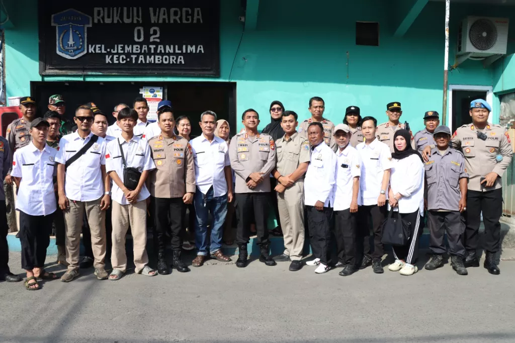 Kapolres Metro Jakarta Barat Sambangi Warga Jembatan Lima, Perkuat Sinergi Jaga Kamtibmas