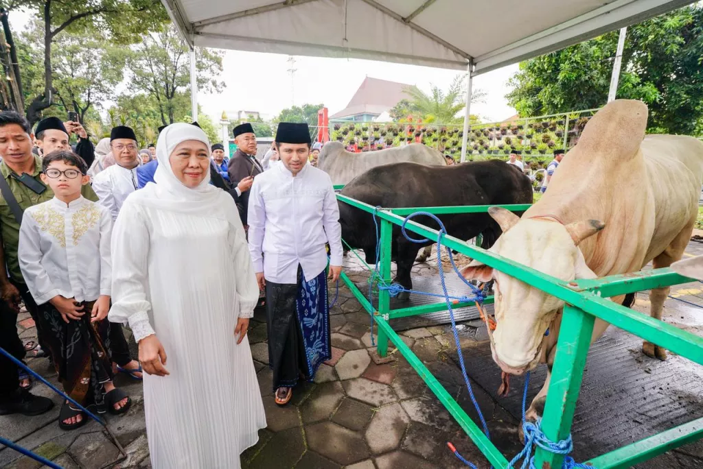 Khofifah dan Emil Dardak Bersama Keluarga Ikuti Salat Idul Adha di Masjid Nasional Al Akbar Surabaya