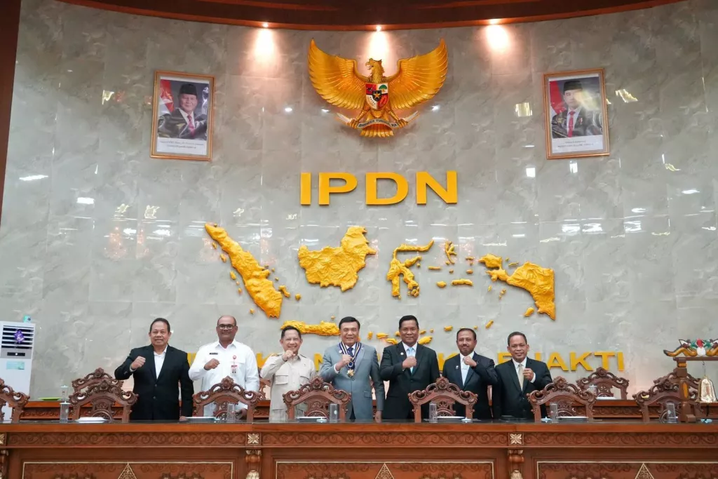 Menko Polhukam Djamari Chaniago bersama Mendagri Tito Karnavian saat berada di Kampus IPDN Jatinangor.