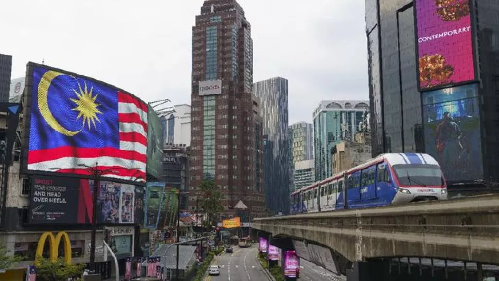 Sistem Imigrasi Malaysia Lumpuh Total, Puluhan Ribu Pelancong Terjebak Antrean Panjang di Perbatasan Johor-Singapura