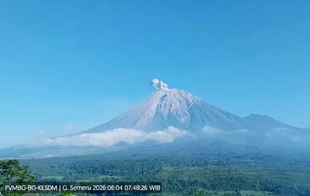 Warga Diminta Menjauh 5 Kilometer Dari Puncak Gunung Semeru