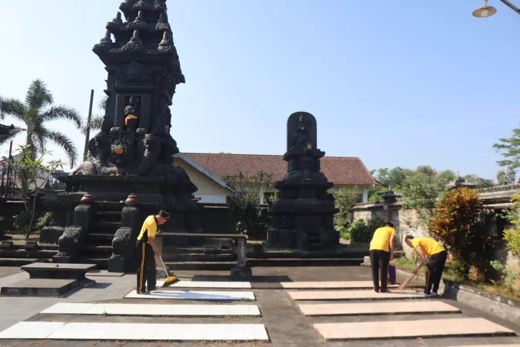 Polres Malang Gelar Bakti Religi Bersihkan Tempat Ibadah Sambut Hari Bhayangkara ke-80
