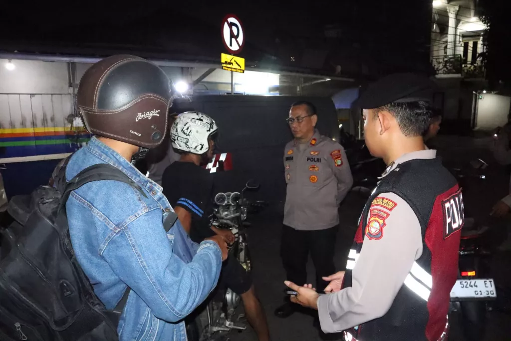 Wakapolres Jakbar Turun Langsung Pantau Razia Kejahatan Jalanan dan Patroli Mobile