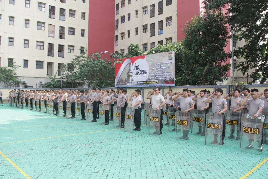 Polres Metro Jakarta Barat Tingkatkan Kemampuan Personel Melalui Latihan Dalmas Rutin