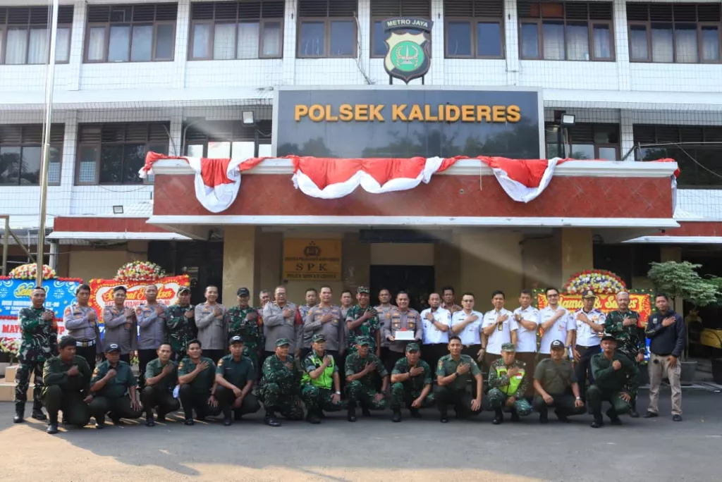 Sinergi Tiga Pilar, Peringati Hari Bhayangkara Ke-80, Danramil dan Wakil Camat Kalideres Beri Kejutan di Polsek