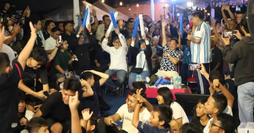 Mendagri Tito, Menpera Ara dan Kepala BPS Berbaur Dengan Warga Ibukota Jakarta Nobar Final Piala Dunia 2026