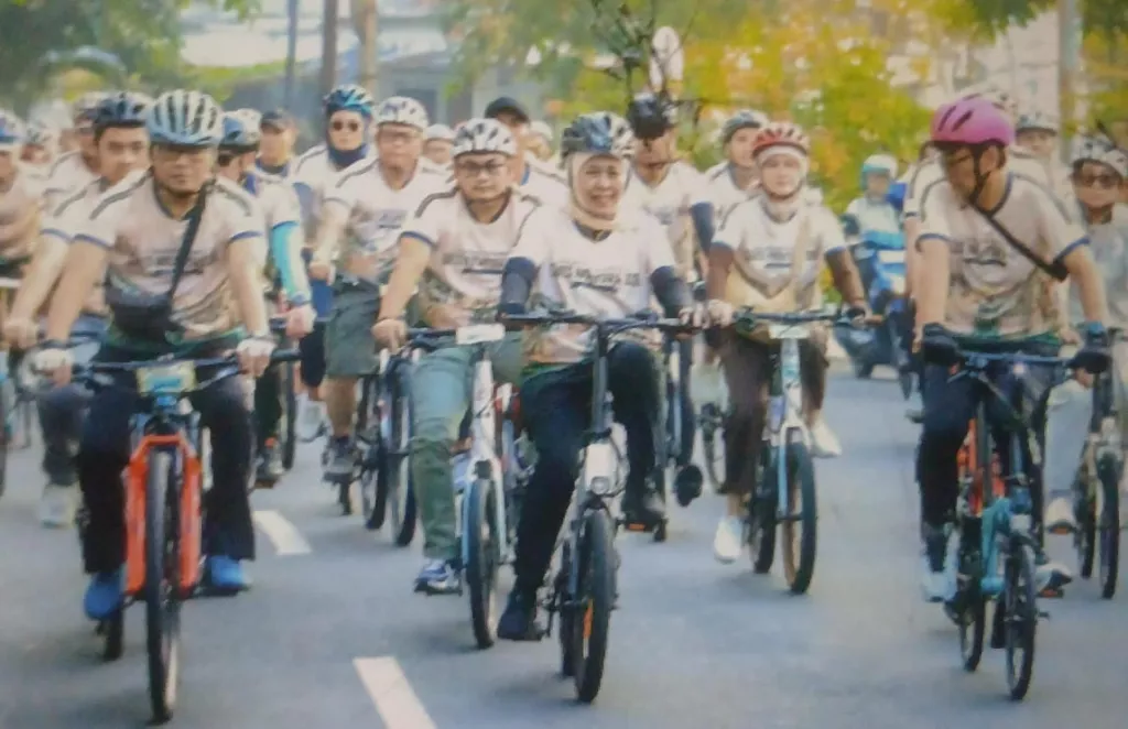 Khofifah Dan Deputi Bank Indonesia  Lepas Gowes Nusantara 2026 HUT ke-73 BI