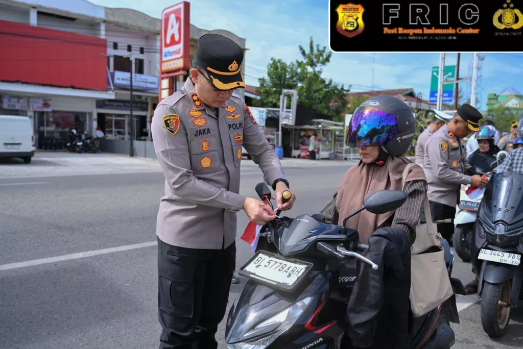 ‎Tumbuhkan Cinta Tanah Air, Kapolres Pidie Bagikan Bendera Merah Putih kepada Pengguna Jalan