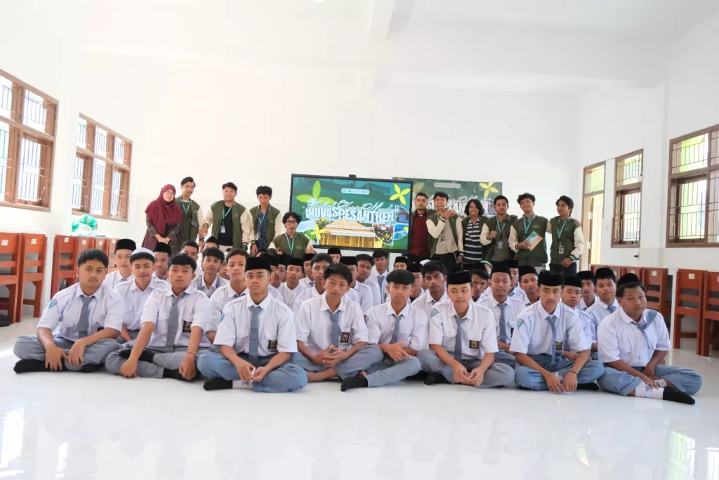 Tangkal Hoaks di Era Digital, KKN IP UPNVJT Bekali Santri Ahlul Irfan Jember Literasi Informasi via DiplomaSpeak