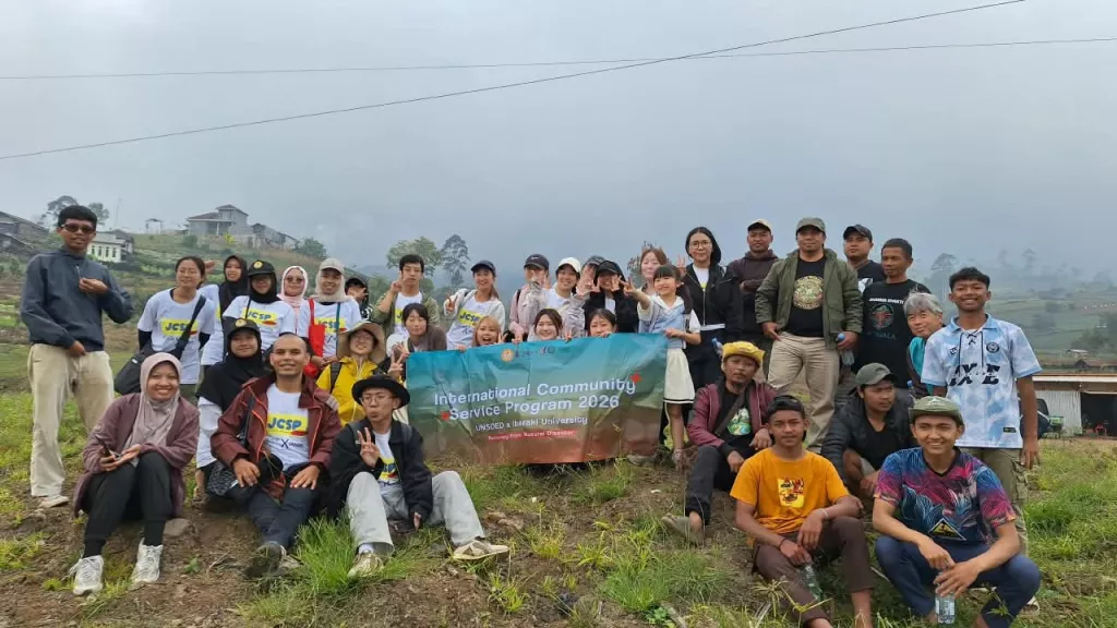 Mahasiswa Jepang dan Komunitas Dharma Bhakti Patanjala Susuri Jejak Banjir Bandang di Desa Serang