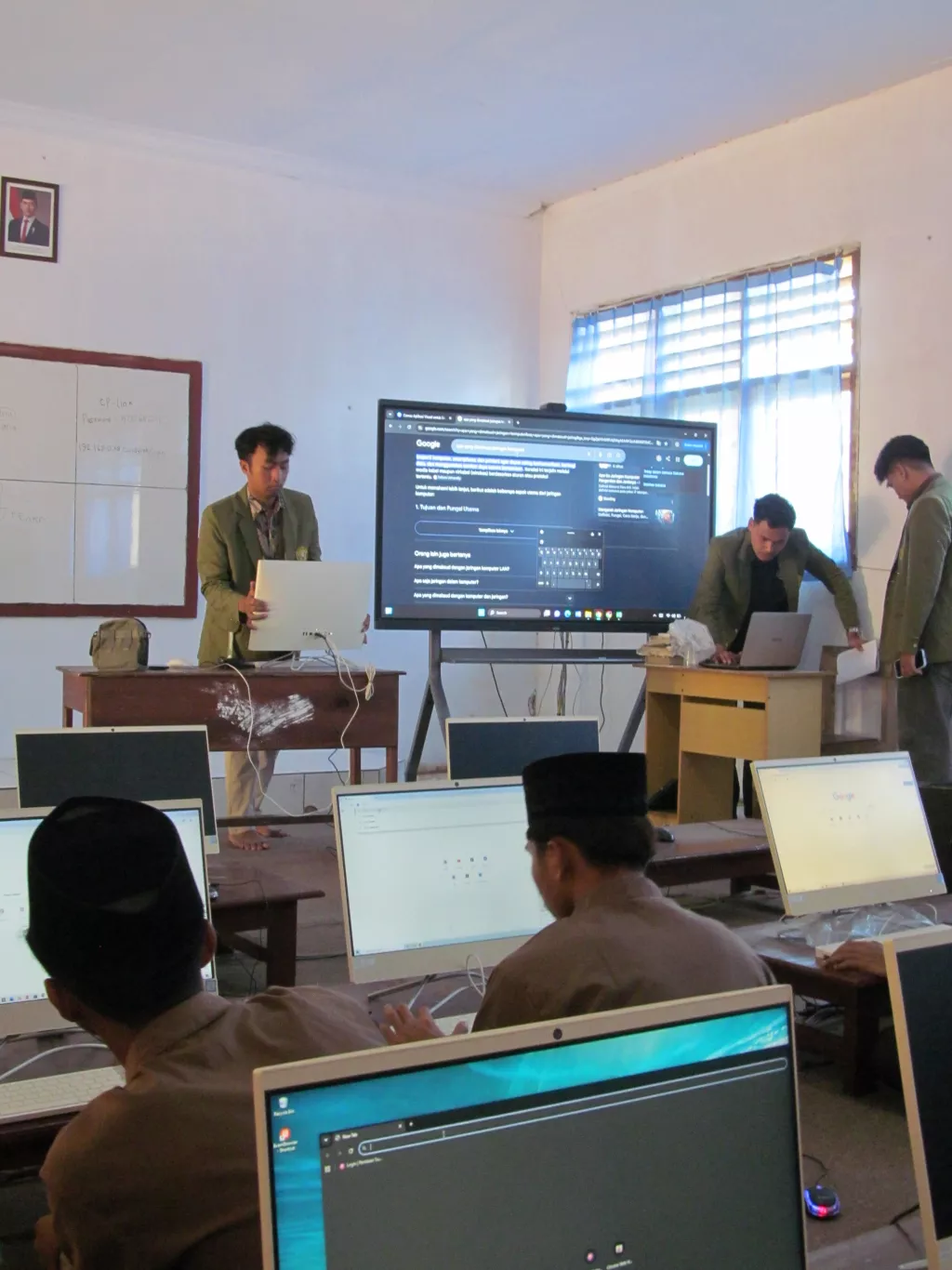 Tingkatkan Keterampilan Santri, Mahasiswa KKN Gelar Pelatihan Literasi Digital dan AI di PP Al Hamidy II Pamoroh