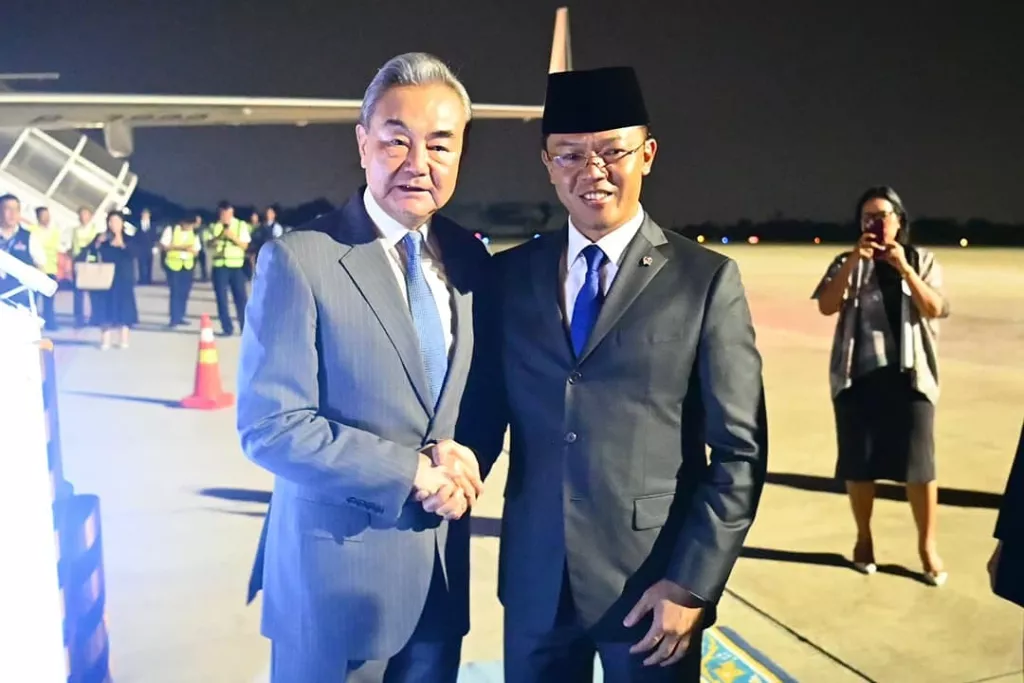 Menlu Sugiono Sambut Kedatangan Wang Yi, Dua Agenda Strategis RI-China Menanti