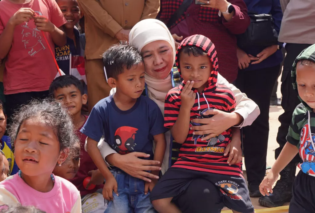 Gubernur Khofifah Hadir Langsung Menguatkan Warga Terdampak Gempa Bumi NTT di Pengungsian Benteng Jawa