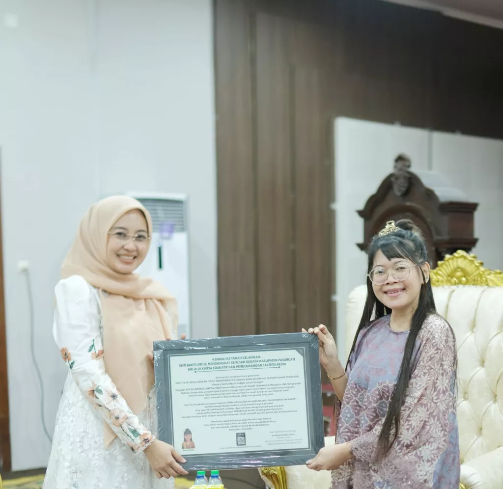 Ratna Koin dengan Ibu Mela Rusdy Sutejo, yang juga sebagai Ketua Pengarah Ekonomi Kreatif Kabupaten Pasuruan. Beliau adalah istri Bupati Kab. Pasuruan. (Foto Ratna Koin for JatimUPdate.id)