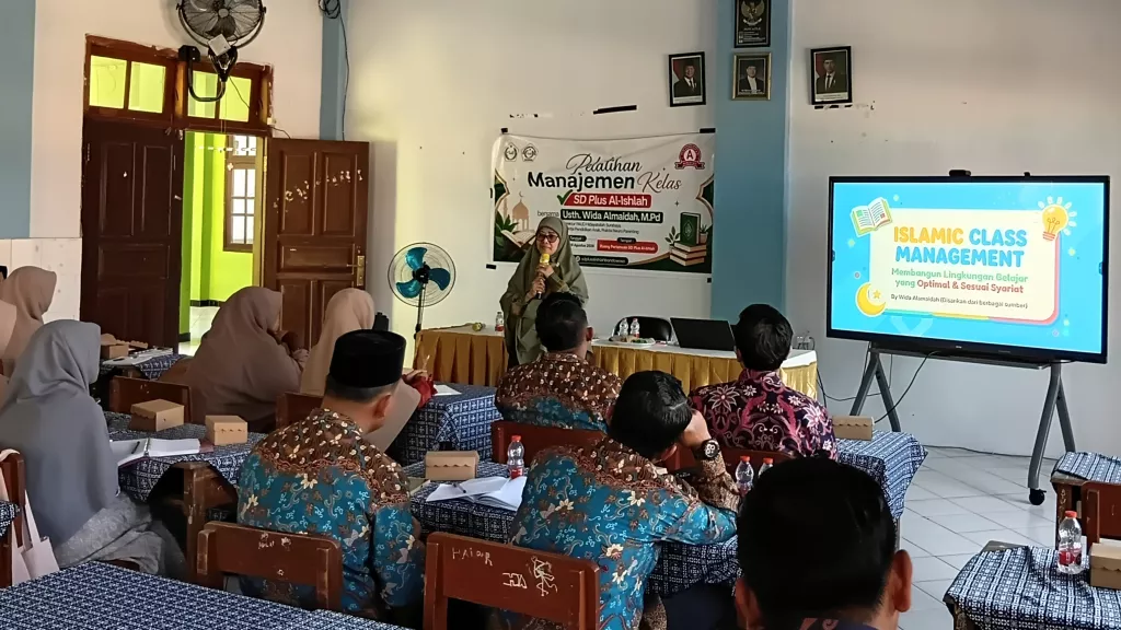 Usth. Wida Alamaidah, M.Pd., menyampaikan materi Pelatihan Manajemen Kelas kepada puluhan guru SD Plus Al-Ishlah Bondowoso, Jumat (28/8/2026).