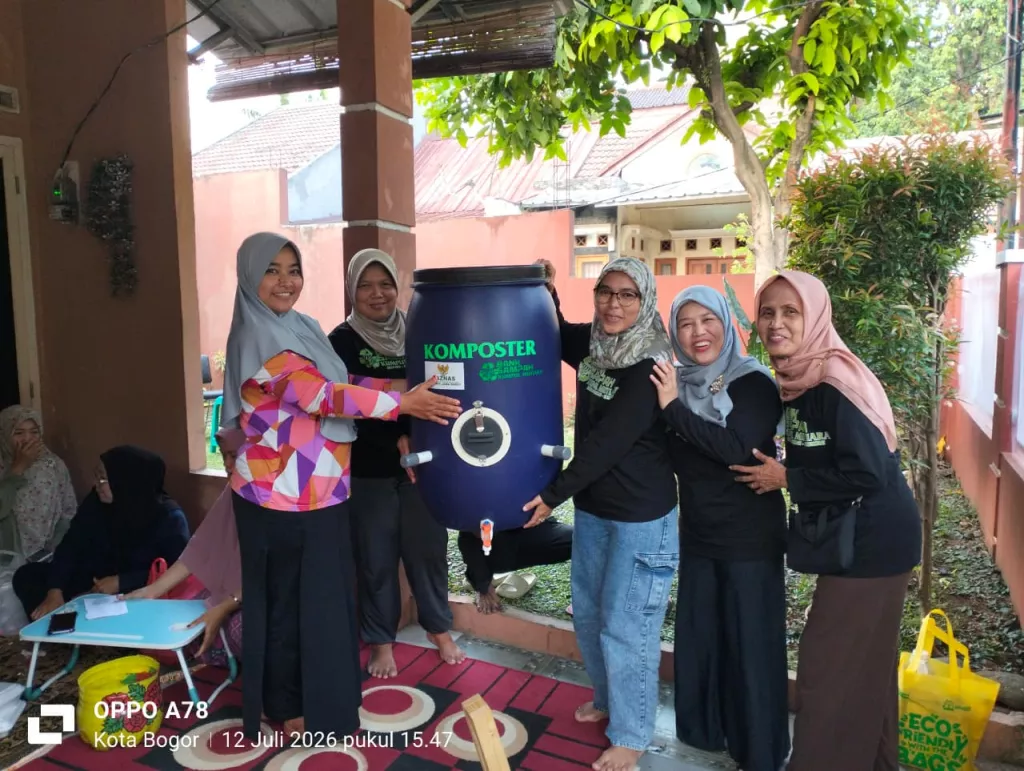 Pengurus Bank Sampah Kumpul Mutiara Bogor saat memberikan Komposter ke warga RT 03 Villa Mutiara Bogor