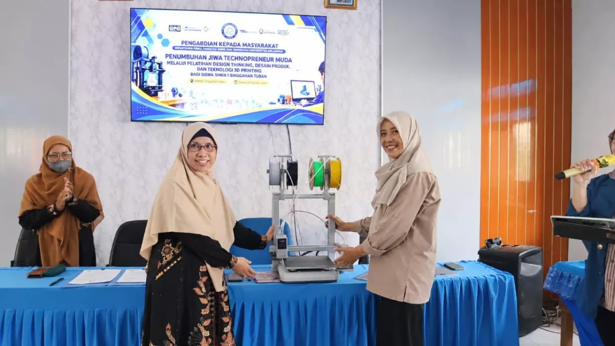 Unair Bekali Siswa SMKN 1 Sanggahan Tuban Keterampilan Technopreneur Berbasis Teknologi