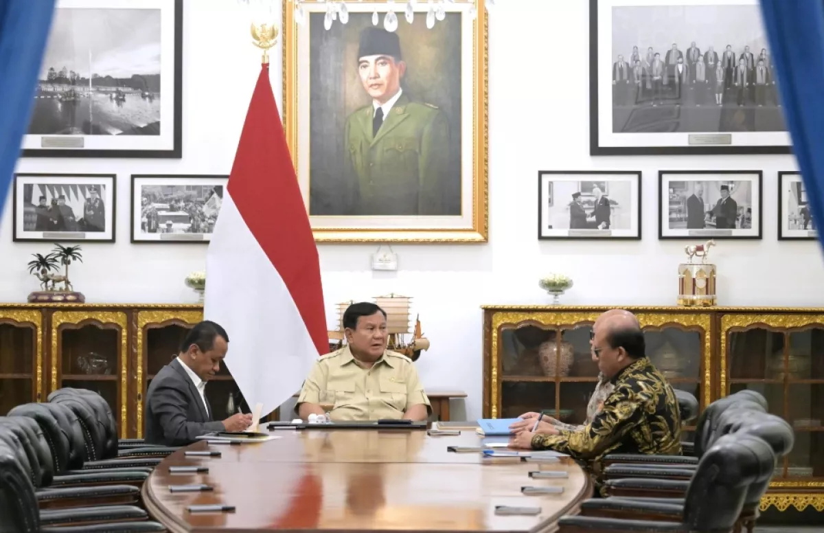Presiden Prabowo Bersama Menko Bahlil, Bahas RUU Migas hingga Kendala Distribusi BBM di Istana Merdeka