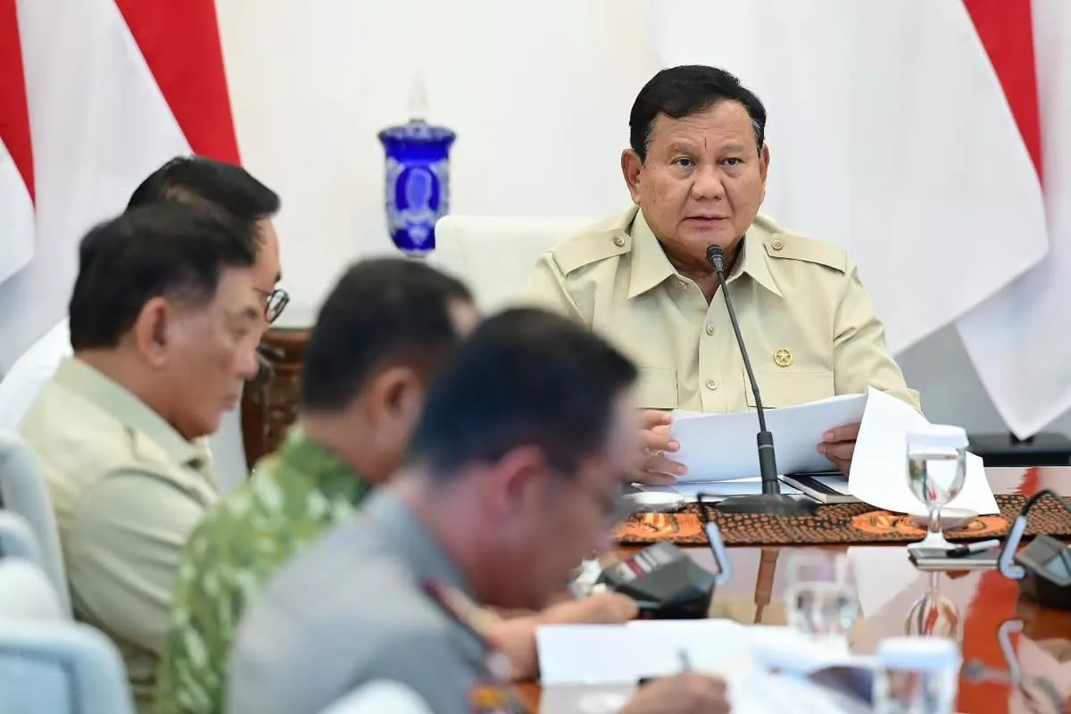 Presiden Prabowo Subianto Pimpinan Rapat Kabinet Terbatas Bahas Upaya Pemadaman Kebakaran Hutan