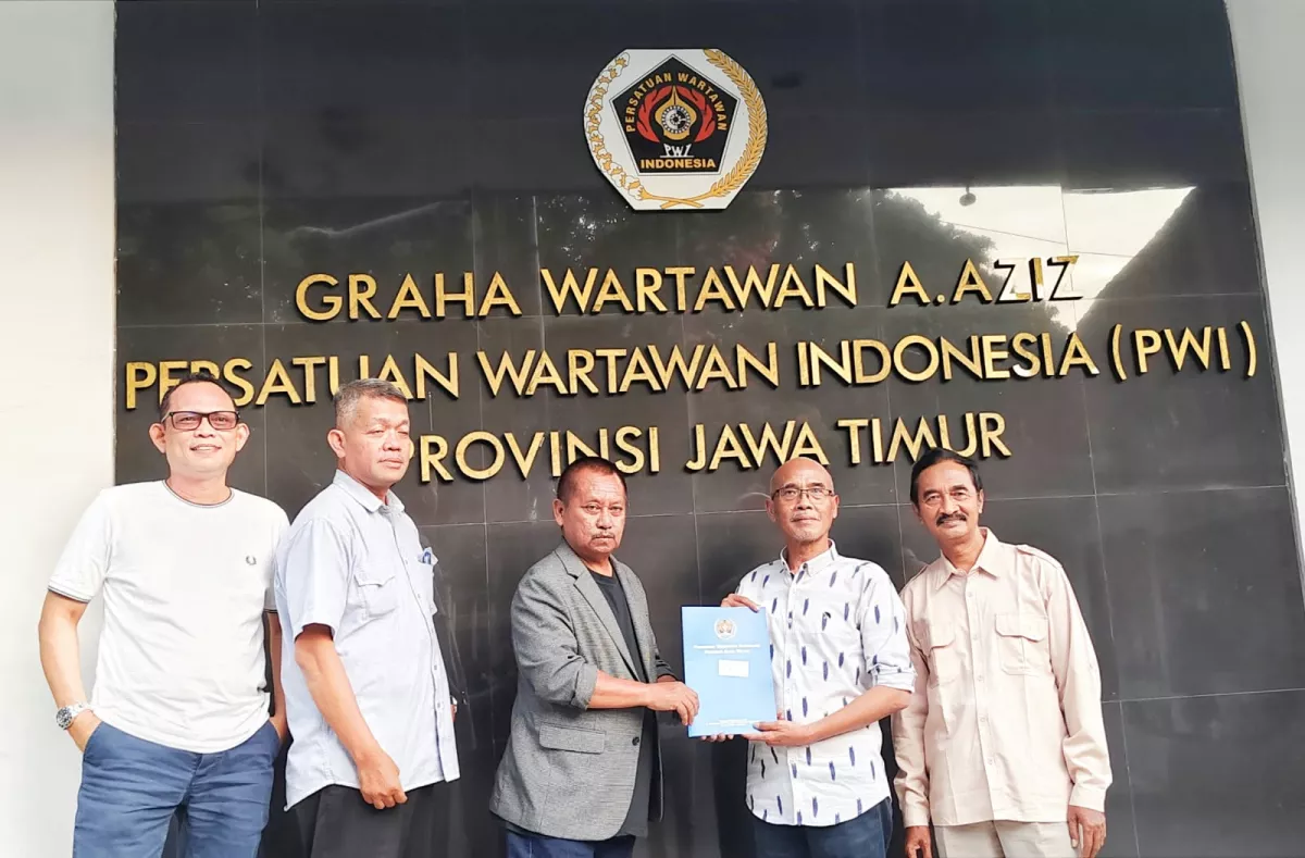 Petahana Lutfil Hakim dan Dwi Eko Lokononto  Ambil Formulir Bakal Calon Ketua PWI Jatim dan Ketua DKP Periode 2026–2031