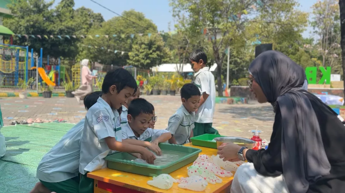 Siswa KB-TK Al Muslim Belajar Cuci Tangan Lewat Eksperimen Bersama FKM UNAIR