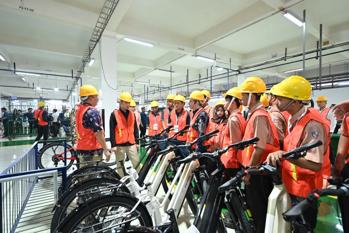 Kunjungi Pabrik Polygon di Sidoarjo, Wapres Gibran Dorong Pendidikan Vokasi Selaras dengan Kebutuhan Industri