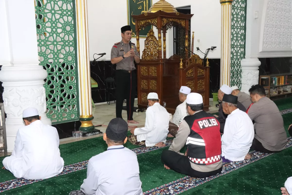 Subuh Keliling di Palmerah, Wakapolres Jakbar AKBP Rezi Dharmawan Pererat Silaturahmi dan Ajak Warga Jaga Kamtibmas