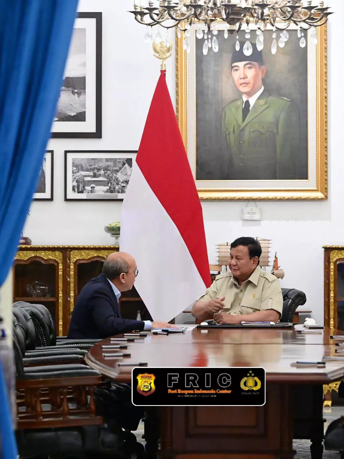 Presiden Prabowo Subianto dengan Menteri Investasi dan Hilirisasi/Kepala BKPM Roslan Roslani di Istana Negara.