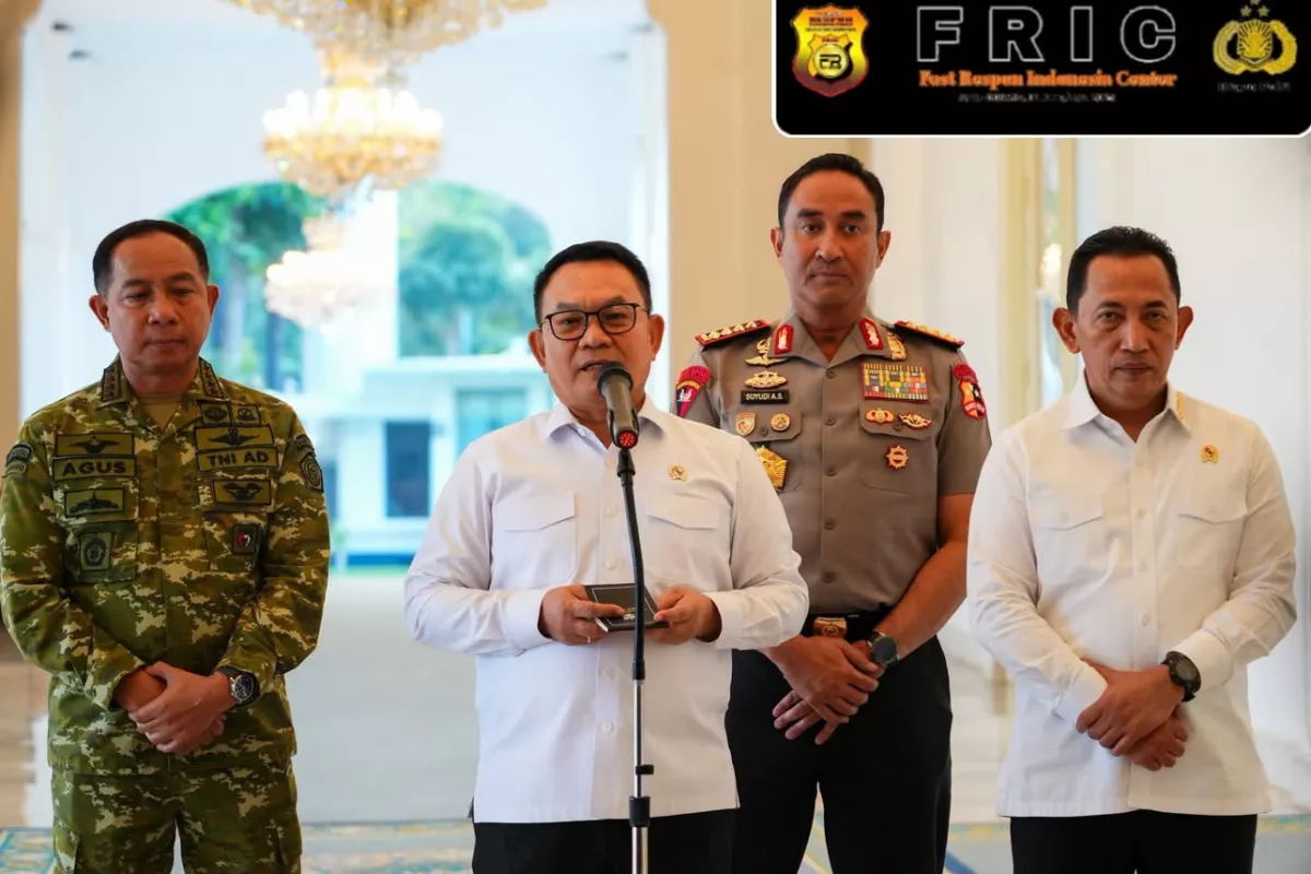 Menko Polkam Dudung Abdurachman (tengah) didampingi Panglima TNI Agus Subianto (kanan), Kepala KSP Listyo Sigit (kiri) dan Kapolri Suyudi (baris belakang) saat jumpa pers.