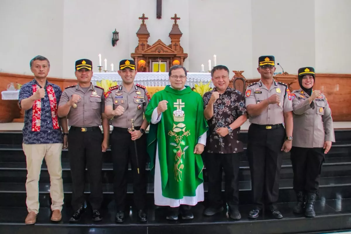 Minggu Kasih Kapolri, Kapolres Pasuruan Pererat Silaturahmi dengan Jemaat Gereja Santa Theresia Pandaan