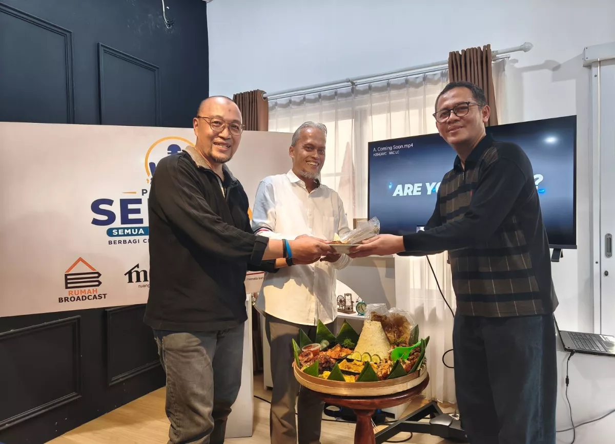 Didi Adhiyaksa dan para kolega saat launching poscast SEMEJA.