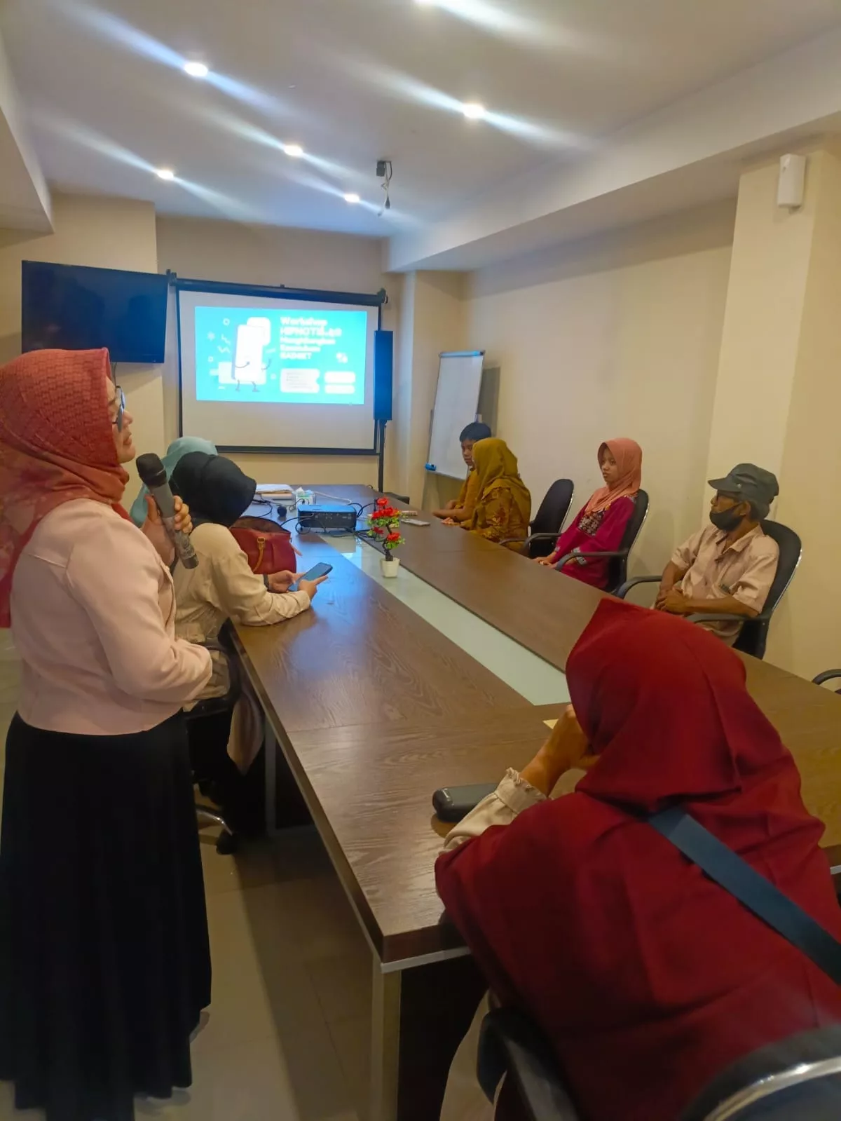 Rumah Broadcast Indonesia & Komnas PA Surabaya Gelar Workshop Hipnoterapi