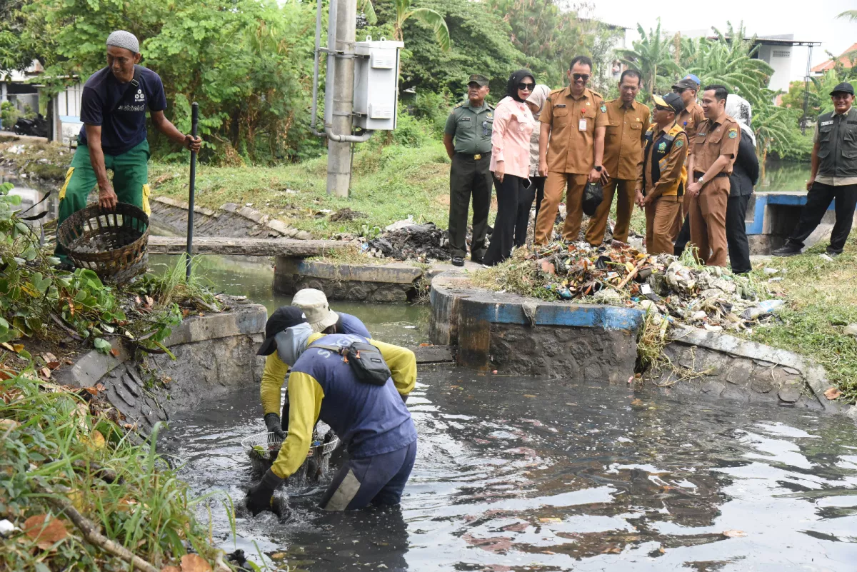 Wakil Bupati Sidoarjo Mimik Indayana meninjau afvour.