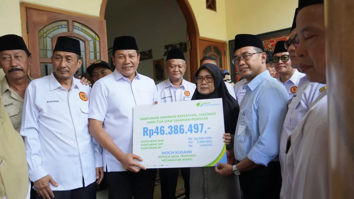 Bupati Sidoarjo Subandi menyambangi kediaman keluarga almarhum Moch Kusaini, Kepala Desa Tropodo, Kecamatan Waru, Rabu (28/10/2026). Serahkan santunan BPJS Tenaga Kerja.