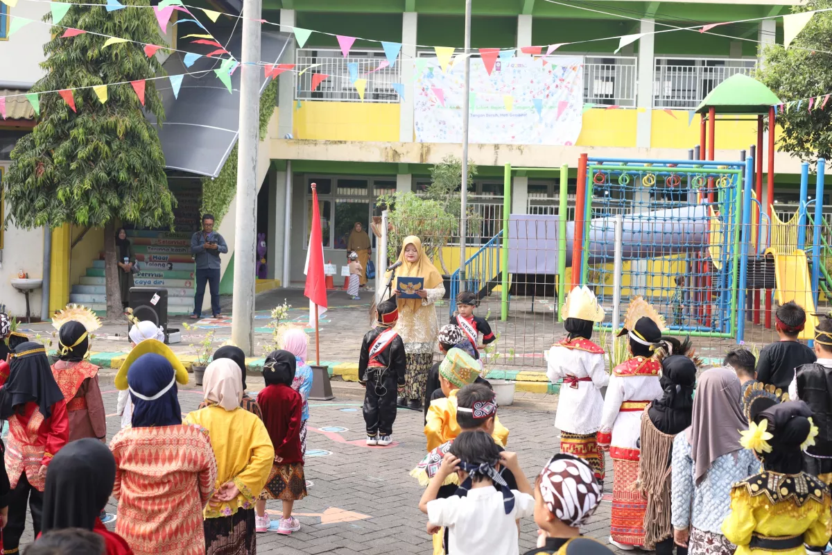 Peringati Hari Sumpah Pemuda, Siswa KB-TK Al Muslim Tampil dengan Pakaian Adat Nusantara