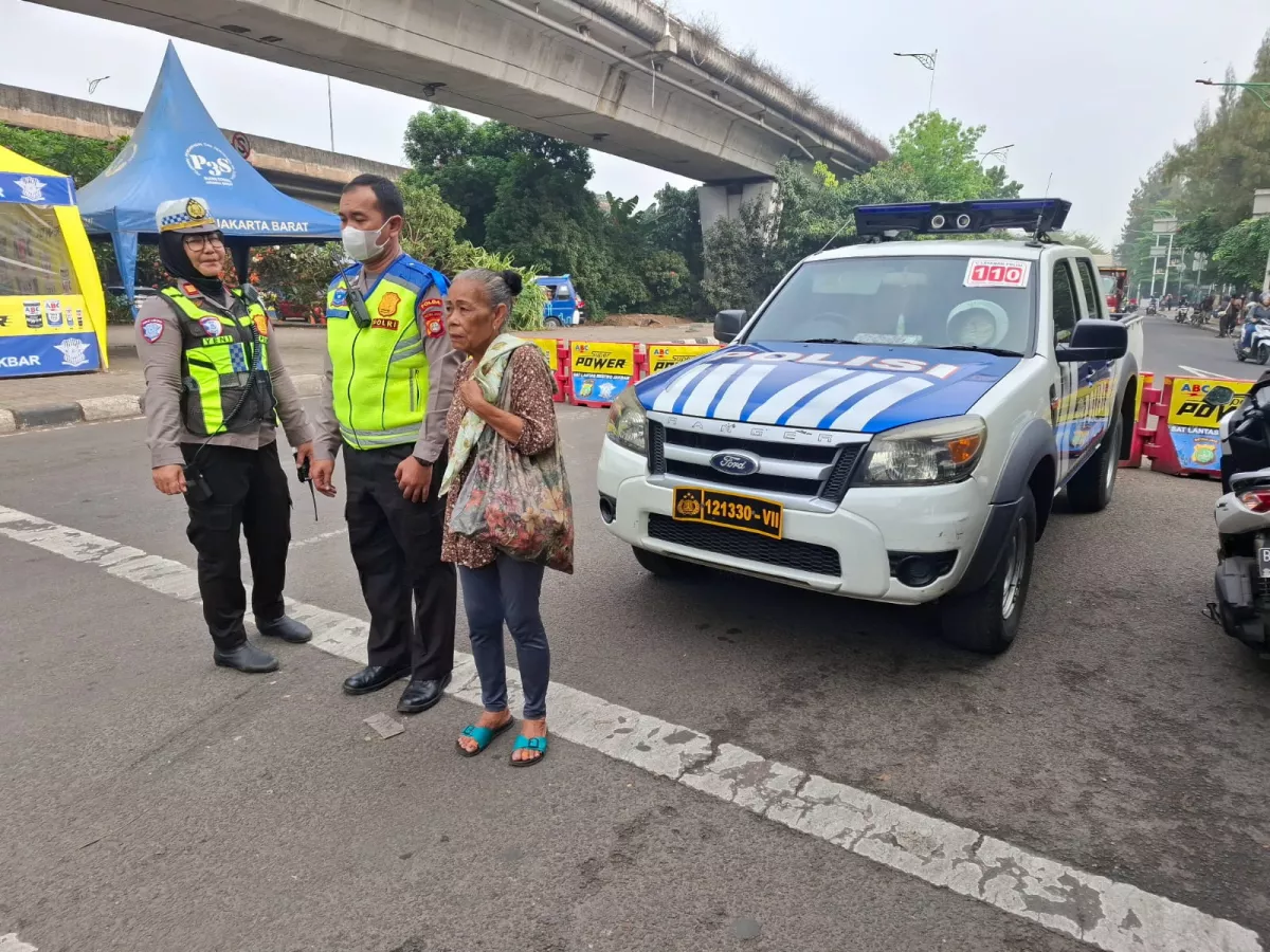Berangkat dari Brebes Mencari Keluarga, Ibu Wati Kebingungan di Jakarta hingga Dibantu Polisi Satlantas Jakarta Barat