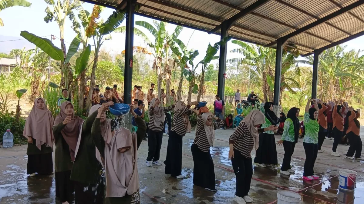 Guru SD se-Grujugan Basah Kuyup Ikuti Lomba Estafet Air Sambut HGN dan HUT PGRI ke-81