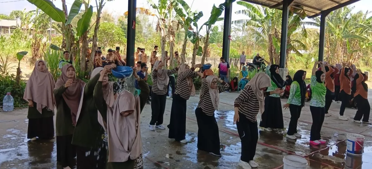 Guru SD se-Grujugan Basah Kuyup Ikuti Lomba Estafet Air Sambut HGN dan HUT PGRI ke-81
