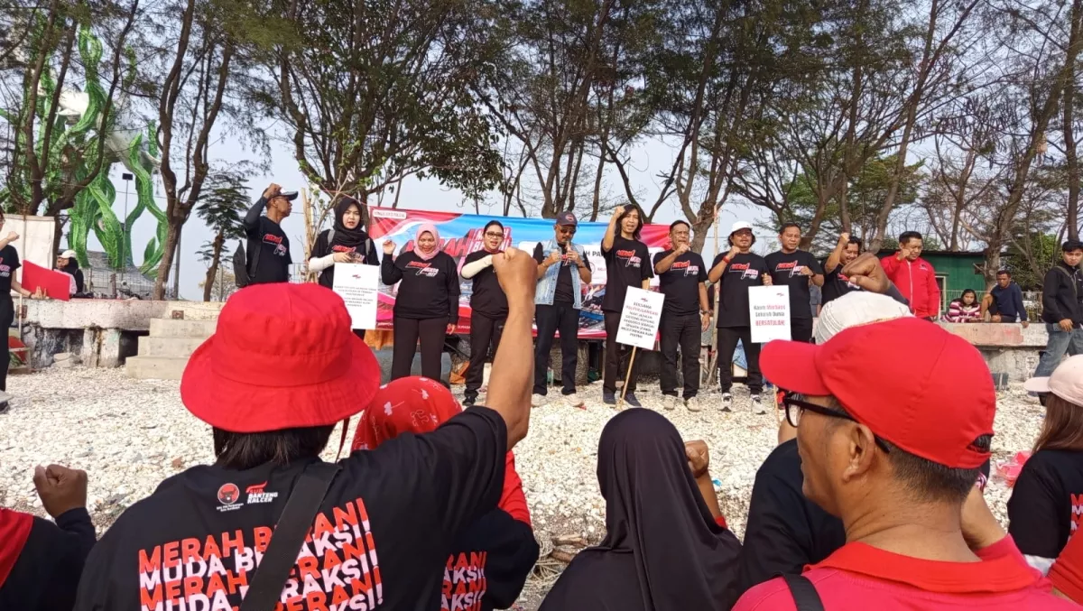 Merah Muda Fest PDIP Surabaya Ajak Anak Muda Bersihkan Pantai Kenjeran