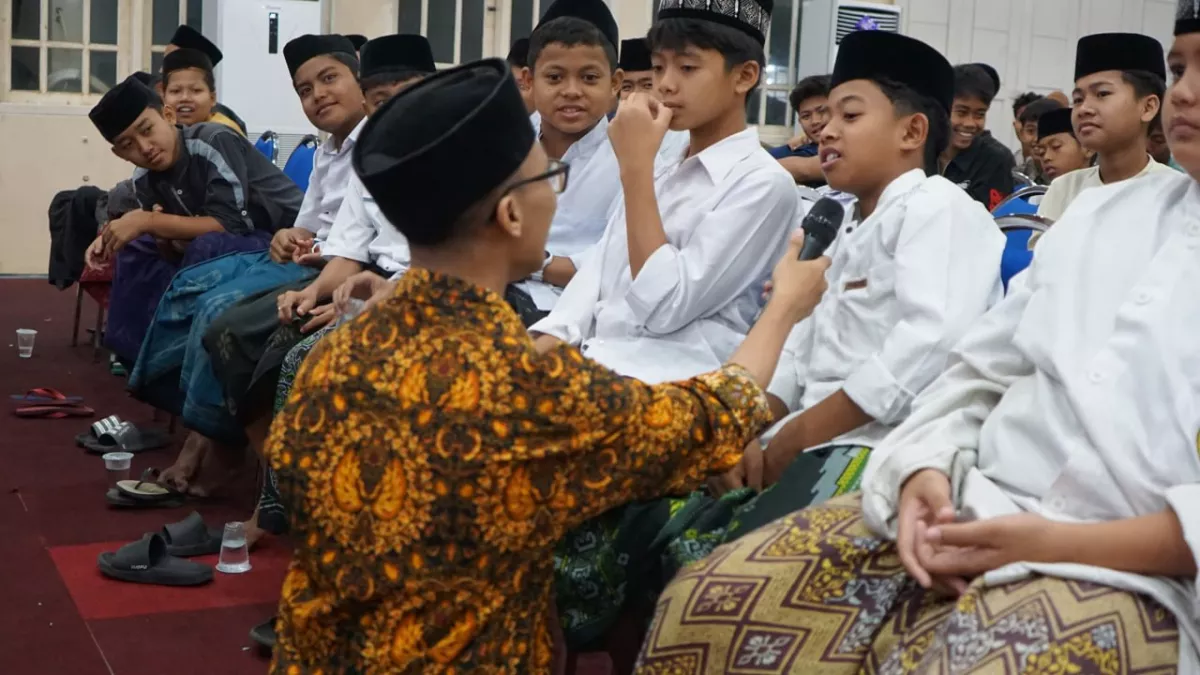 Santri Nurul Jadid Tampil Percaya Diri Berdiskusi di Santri Talk HSN
