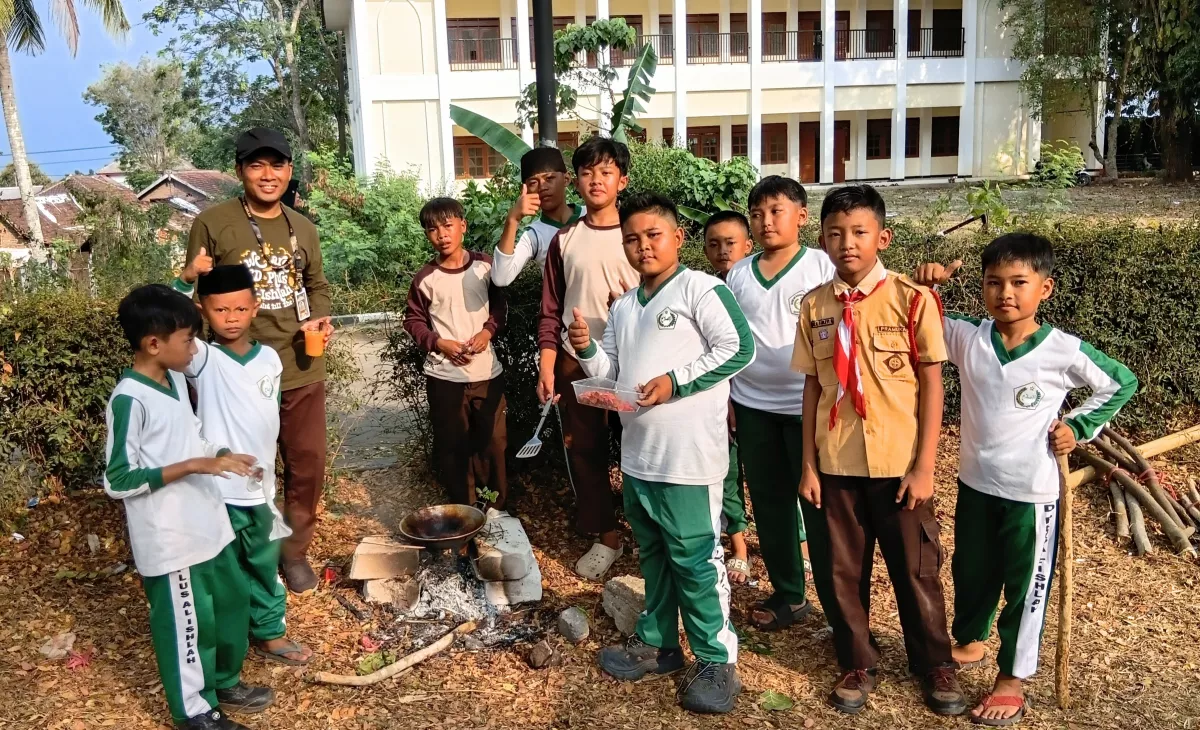 Bukan Sekadar Berkemah, Perjumsa SD Plus Al-Ishlah Bondowoso Menempa Kemandirian dan Kekompakan