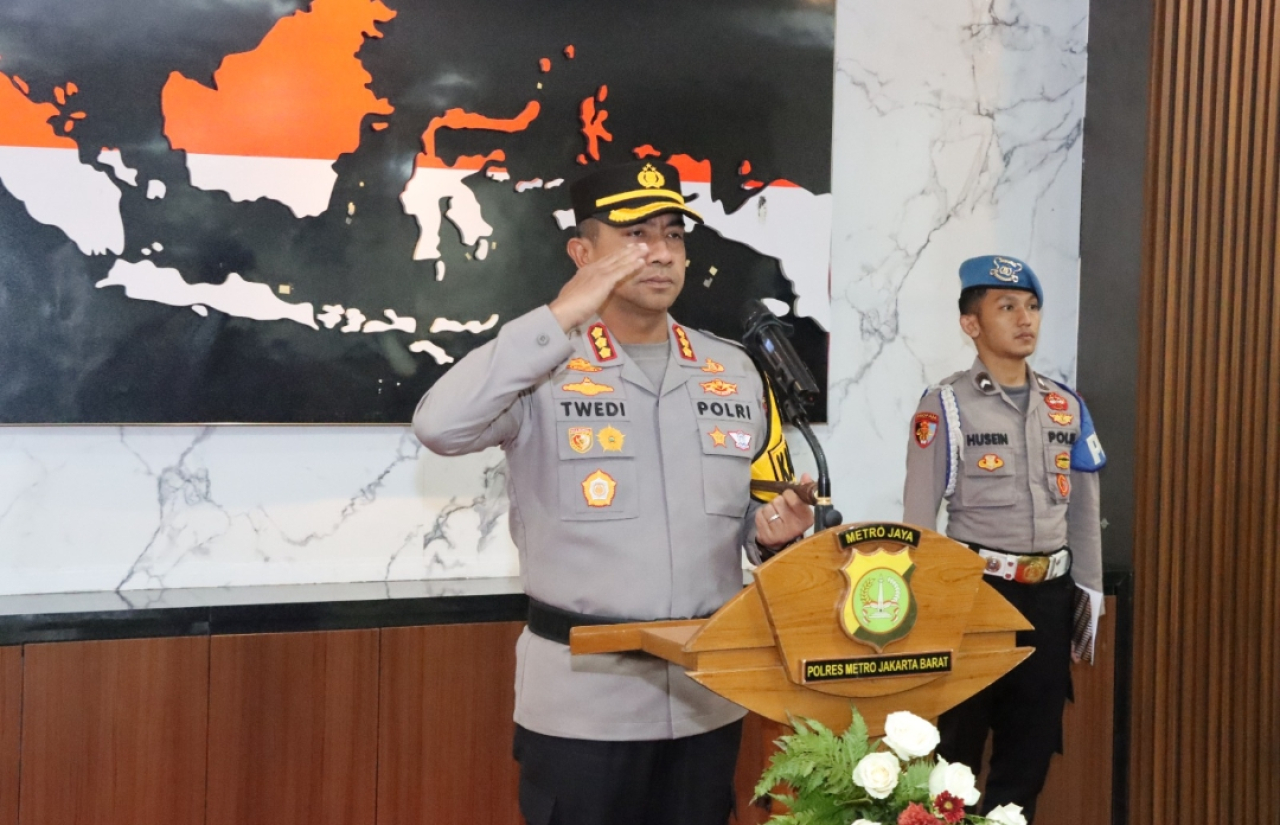 Kapolres Metro Jakarta Barat Pimpin Upacara Kenaikan Pangkat dan Penghargaan