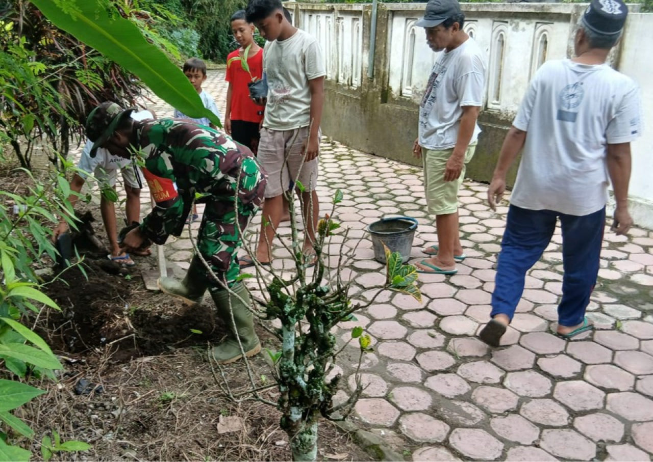 Cegah Longsor, Babinsa Garum Blitar Bersama Warga Tanam Pohon Keras di Lingkungan Magersari