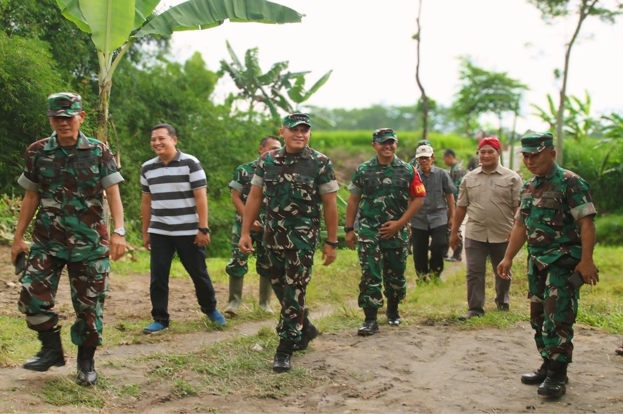 Dandim 0808/Blitar Dampingi Danrem 081/DSJ Kunjungi Lokasi Sasaran Pembangunan Jembatan Gantung di Blitar