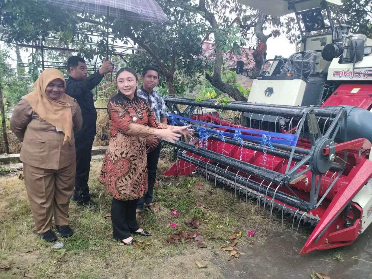 Mbak Wawali Kota Blitar Serahkan Bantuan Mesin Pemanen Padi untuk Gapoktan Sukorejo