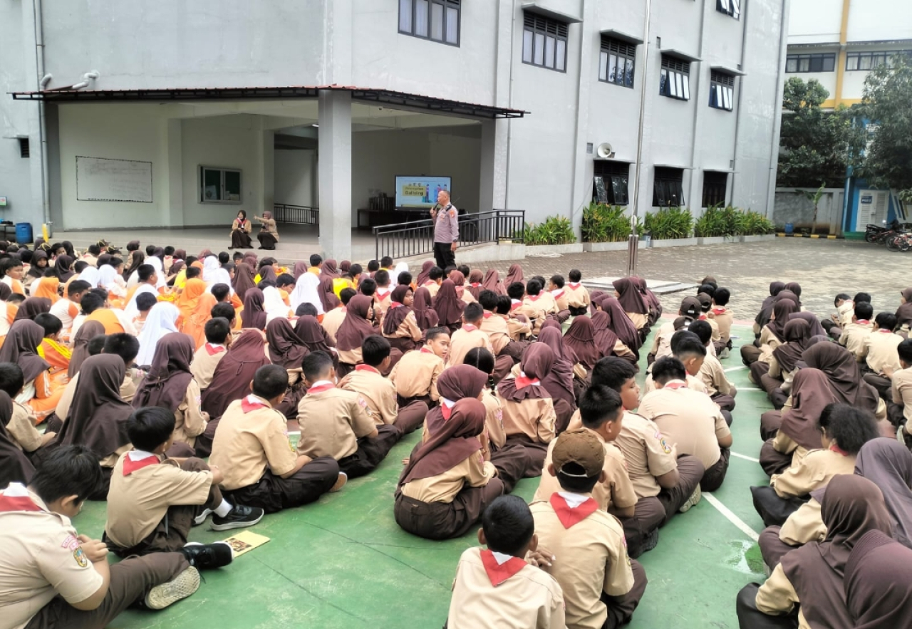 Police Go To School di SDN Pegadungan 12 Pagi, Jalan Kumbang Raya RT 03/07, Kelurahan Pegadungan, Kecamatan Kalideres, Jakarta Barat, pada Rabu, 14 Januari 2026