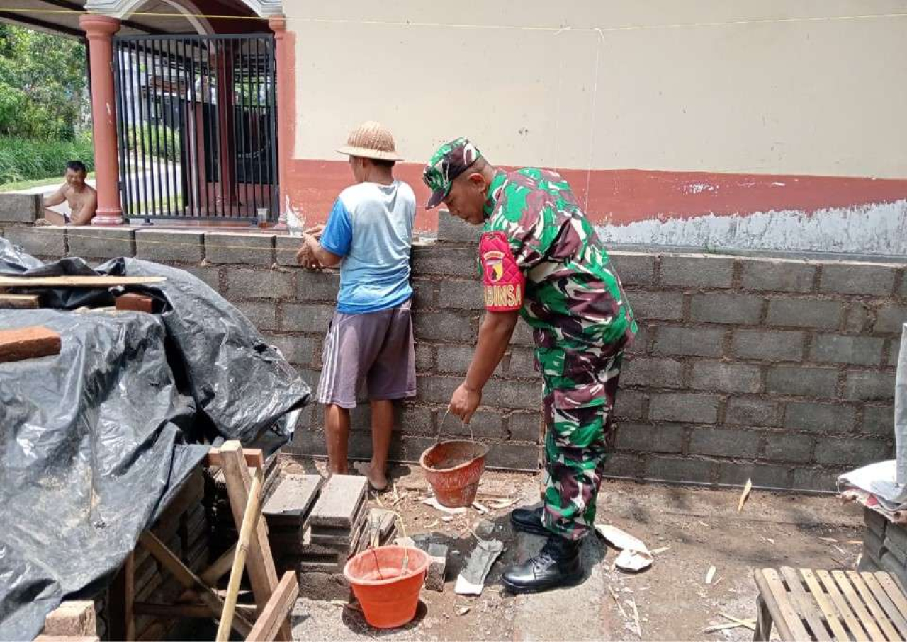 Wujud Kemanunggalan, Babinsa Bence Gotong Royong Bangun RTLH Kediaman Bapak Samiri